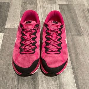 Nike Dual Fusion Woman’s Athletic Sneakers